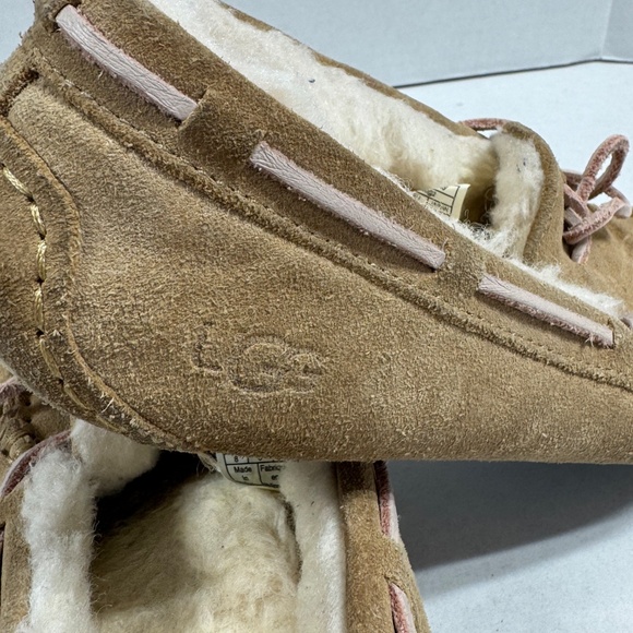 UGG Women's Dakota Wool Lined Suede Slipper - Size 8. - Picture 3 of 15